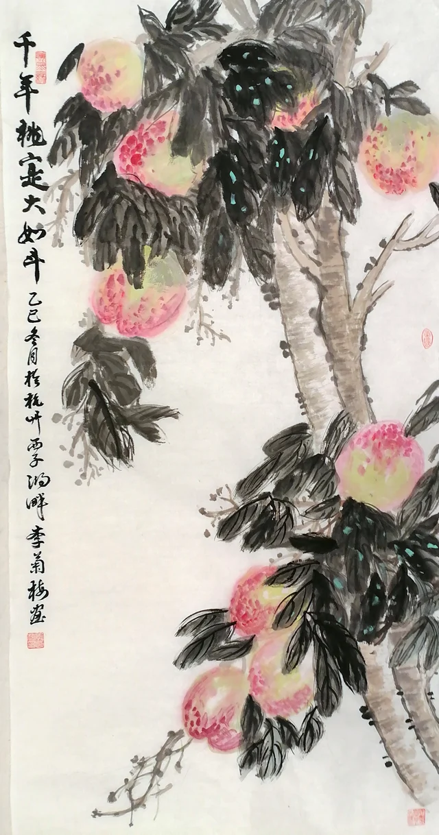 A tall ink-and-colour painting of two peach trees with dark, wet-ink leaves and many pink-flushed peaches, the left side left empty except for a column of calligraphy.