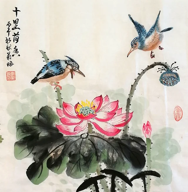 A square painting of a pink lotus above a large dark ink leaf, a drooping seed-pod at the right, and two kingfishers, one perched and one diving; calligraphy at the upper left.