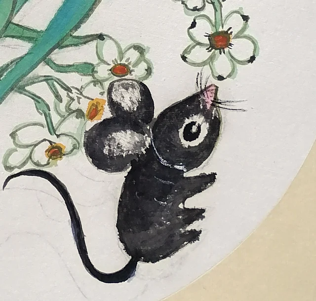 The mouse sitting and looking back.