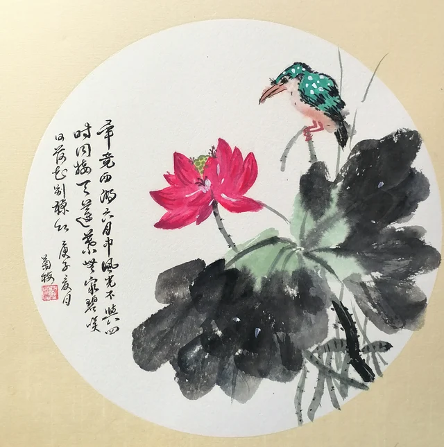 A round painting on card of a red lotus among dark ink leaves with a kingfisher on a stalk at the upper right, and a poem in running script at the left.