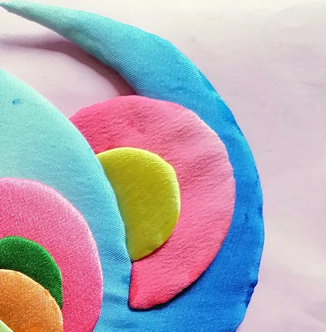 The tapering curve above the head, and a pink ear lined with yellow.